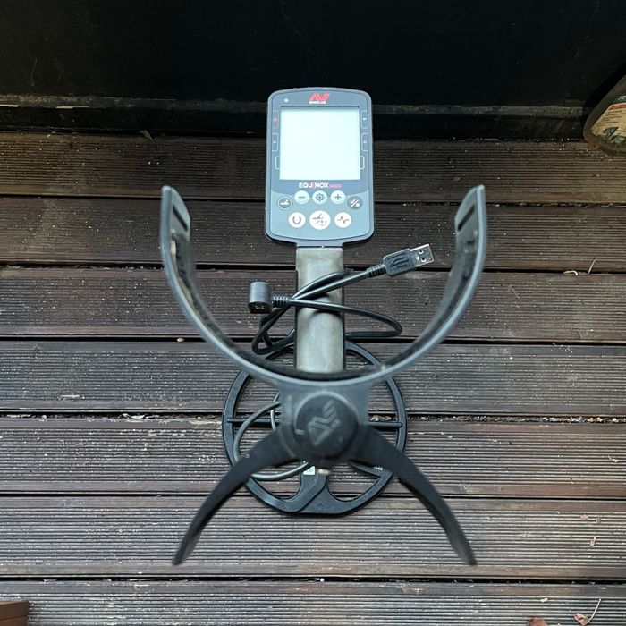 Металотърсач Minelab Equinox 800 със сонда 11", слушалки и документ