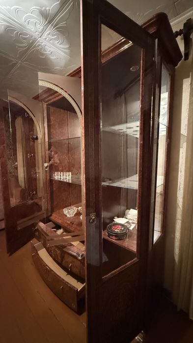 Продается классический сервант (витрина)