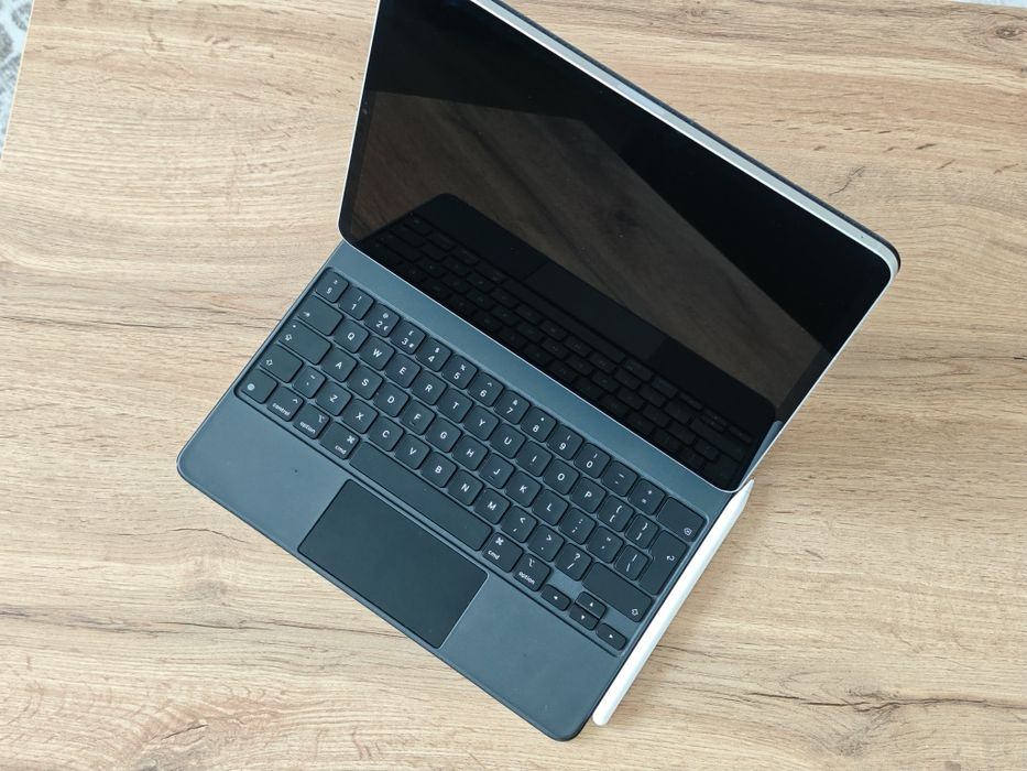 iPad Pro 12.9" (5th Generation/M1) + Magic Keyboard + Pencil