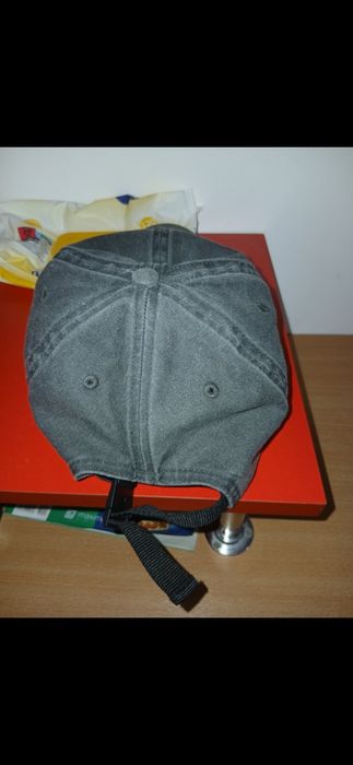 Șapcă Hugo Boss,unisex,reglabilă la mărime,am lăsta nr de telefon m ai jos dar apliactia îl blurează,accept mesaj