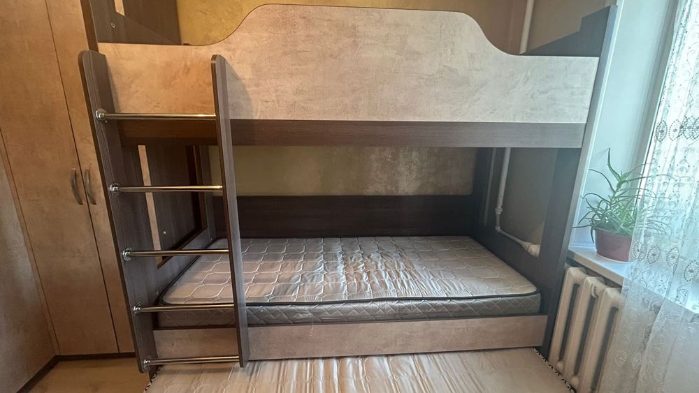 Продам двухярусную  кровать