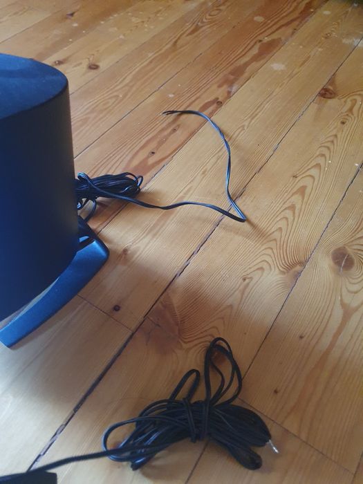 Колонки можно вешать на стену