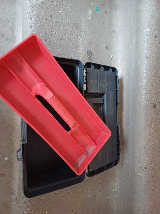 Пластиковый контейнер для инструментов.