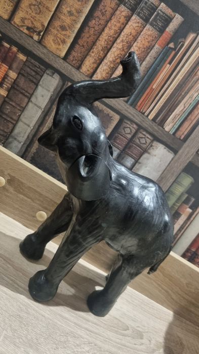 Голям слон от кожа