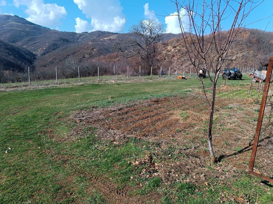 Продавам земя с малка вила