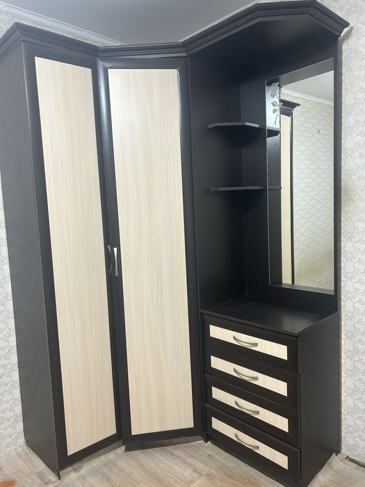 Продам угловой шифонер