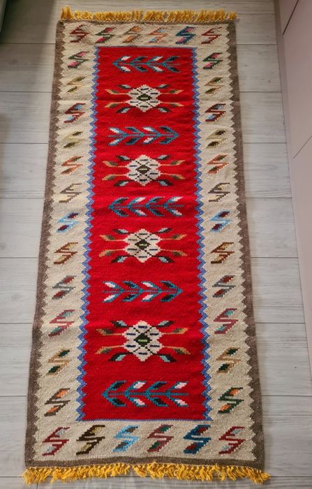 Obiecte traditionale romanesti-Covoare-Cani-Farfurii pictate-Carpete