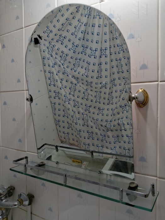 Зеркало с полкой в ванную