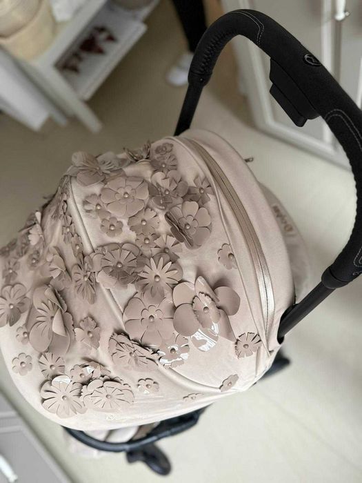 Carucior Cybex Coya Simply Flowers Beige / Bej ideal pentru avion