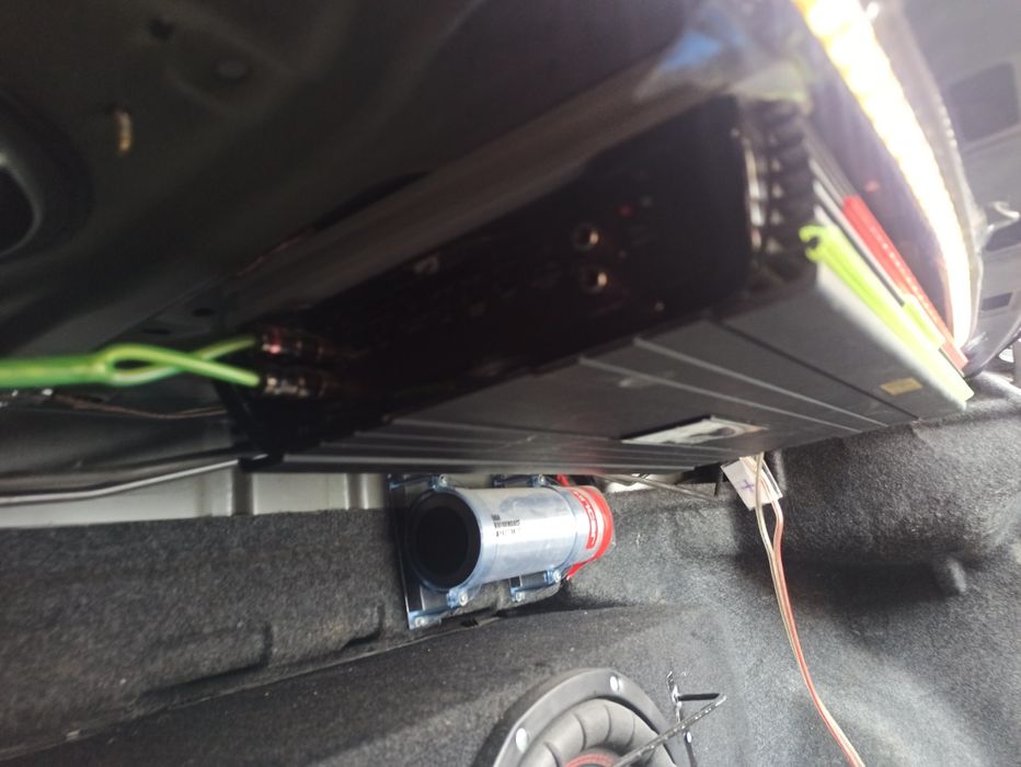 Продам сабвуфер, усилитель, конденсатор.