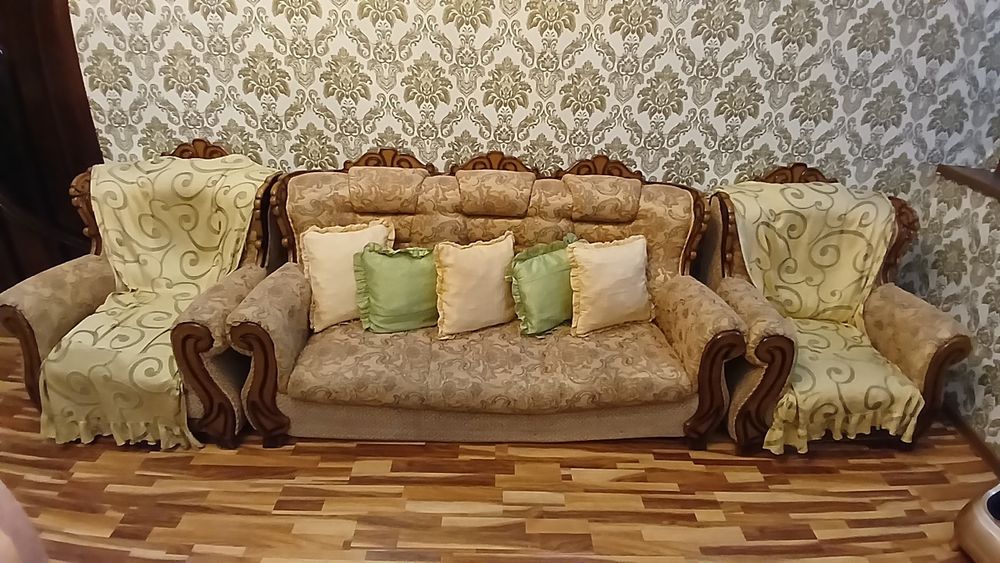 Диван красивый удобный.