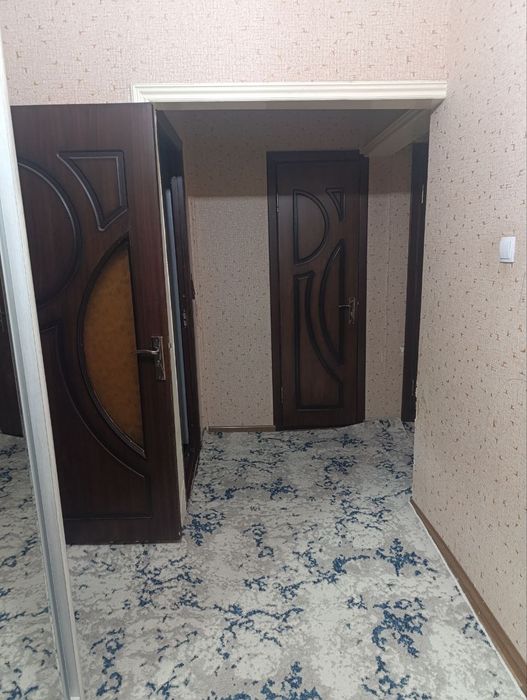 3/1/5 (1 этаж). Сергели 4. Квартира 78 м². Дом панельный. Метро 700 м.