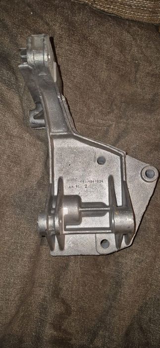 Продам кронштейн генератора LADA