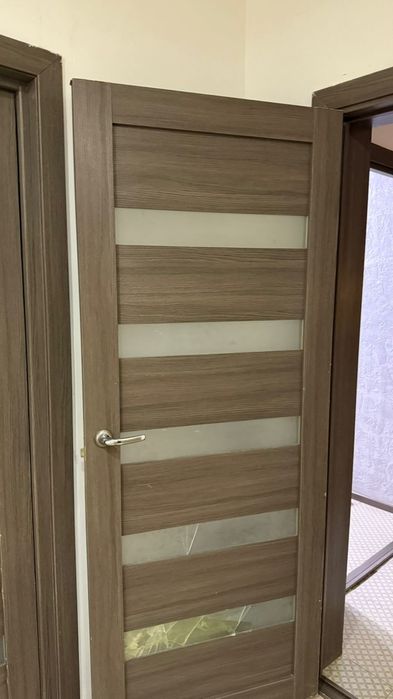Продается двери коричнево цвета