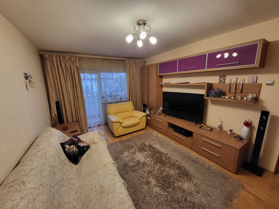 Persoana Fizica vand apart cu 3 camere, decomandat, zona linistita