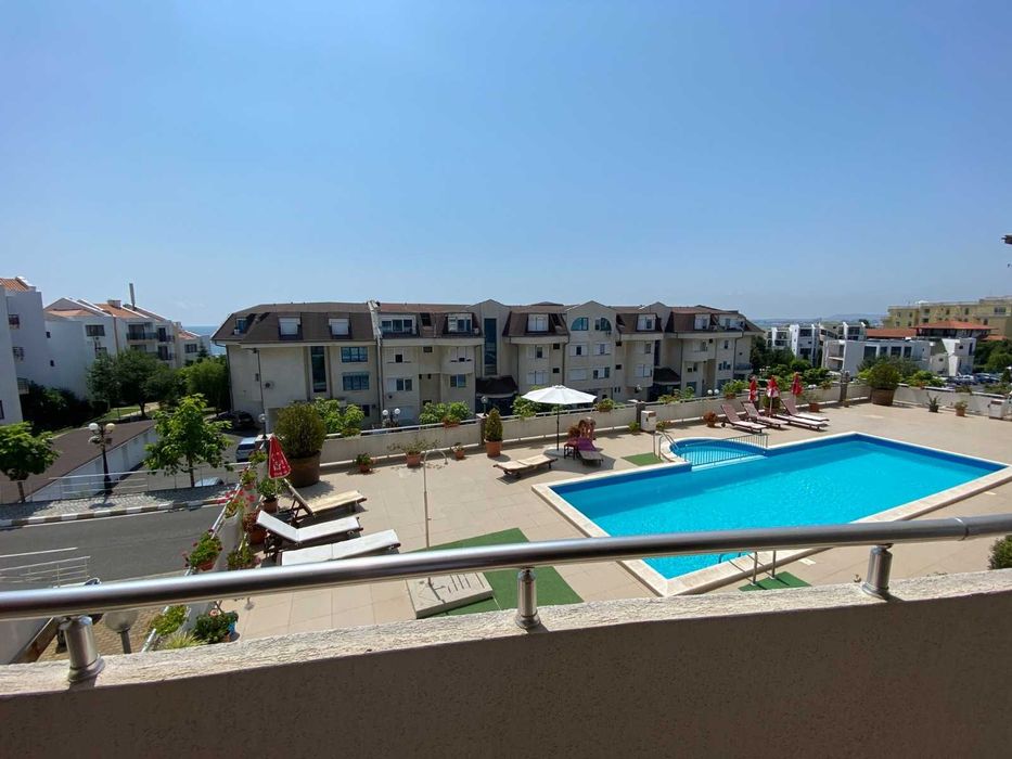 Двустаен апартамент на метри от плажа в к-с "Лазур 5"