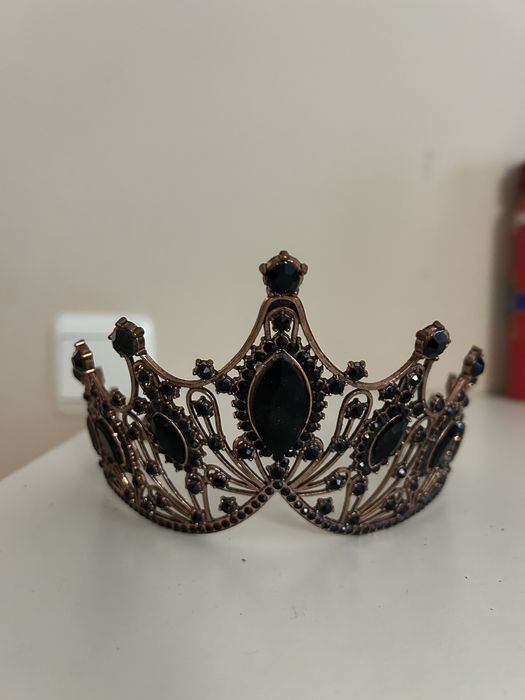 Корона с черни камъни
