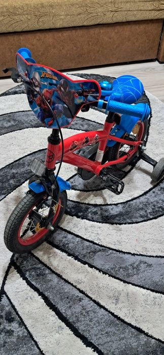 Vând o tricicletă pentru copii 1-3 ani și două biciclete  .