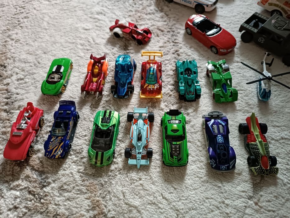 машинки разные... И костюмы