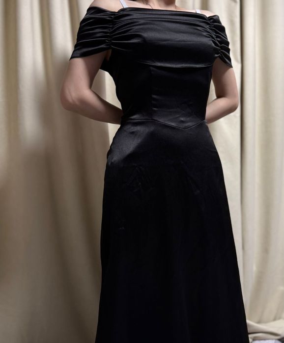Чёрное вечернее платье с открытыми плечами