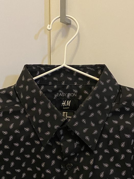 Camasa H&M neagra cu model stilizat alb, marimea M