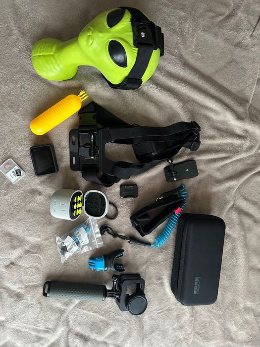 GoPro 9 black с допълнителни батерии и аксесоари.