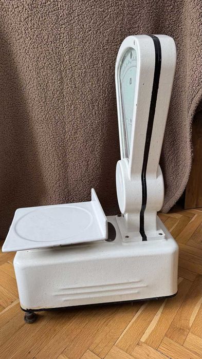 Търговска везна от времето на соца. Запазена и работеща.