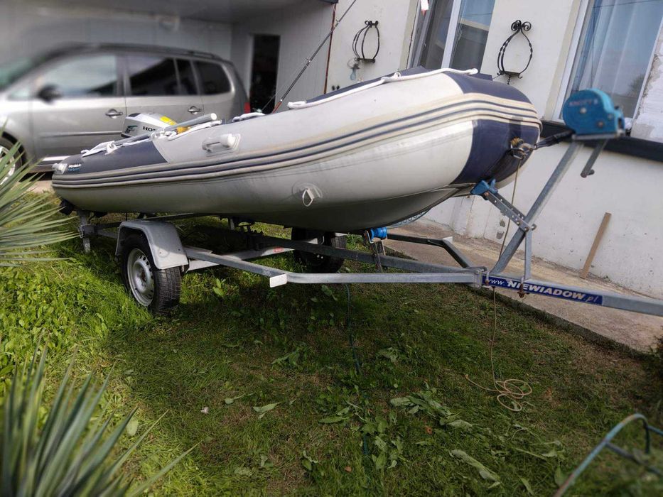 Продавам лодка с извън бордов двигател и колесар