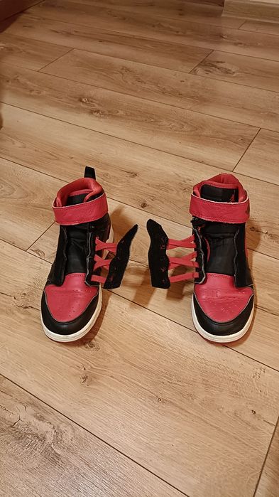 Jordan 1 High roșii și negrii