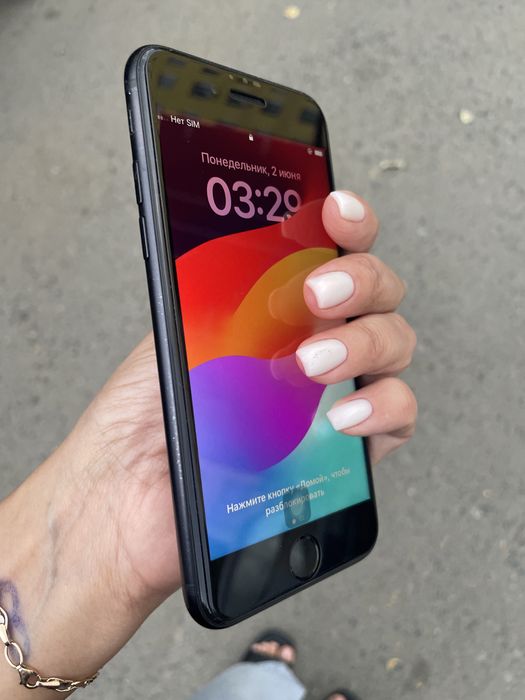 Продам айфон SE черного цвета