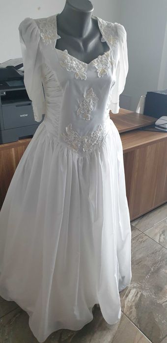 СВАТБЕНА РОКЛЯ, Бяла с модерен буфан ръкав и финна бродерия.