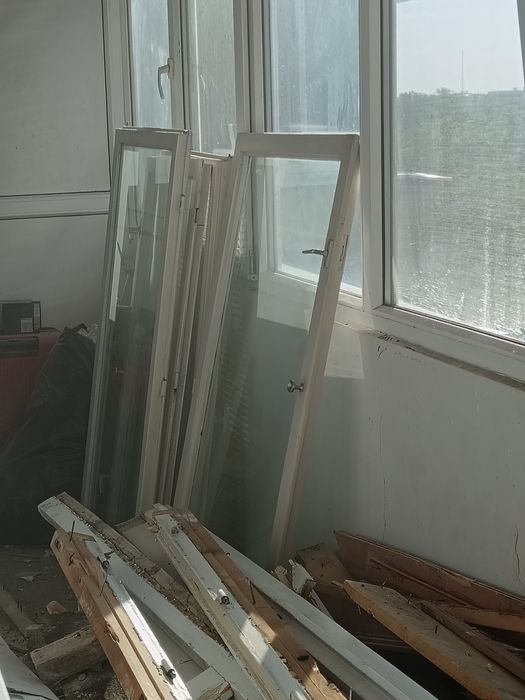 Donez  ușa lemn ,geamuri și scânduri