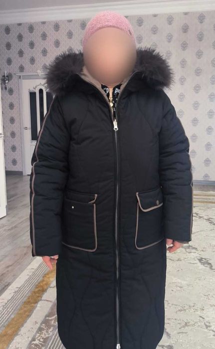 Продается женская куртка с капюшоном черного цвета