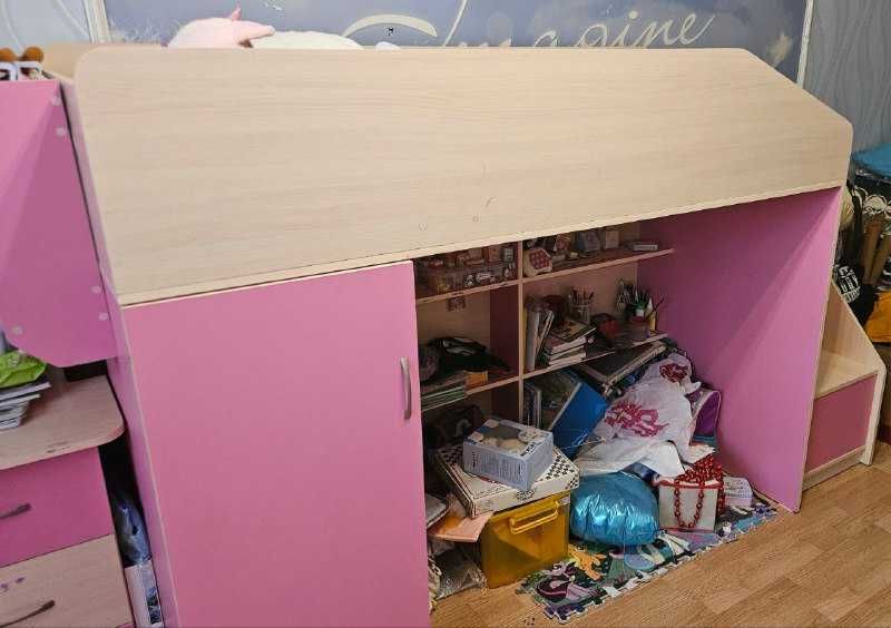 Кровать-чердак детская, со ступеньками