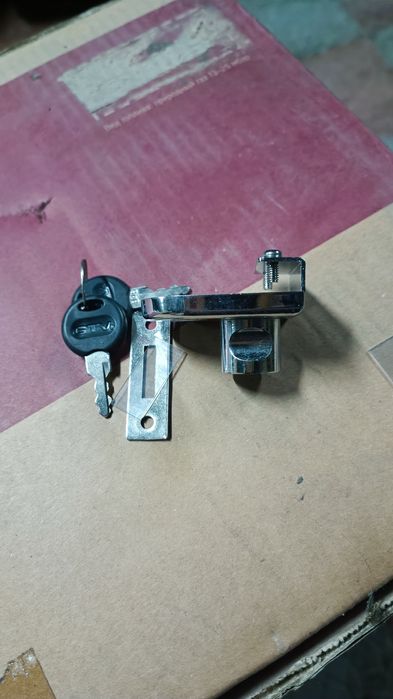 Замки для стекло витрин