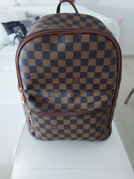 vând rucsac  barbatesc, un produs  de calitate,un  produs de import.