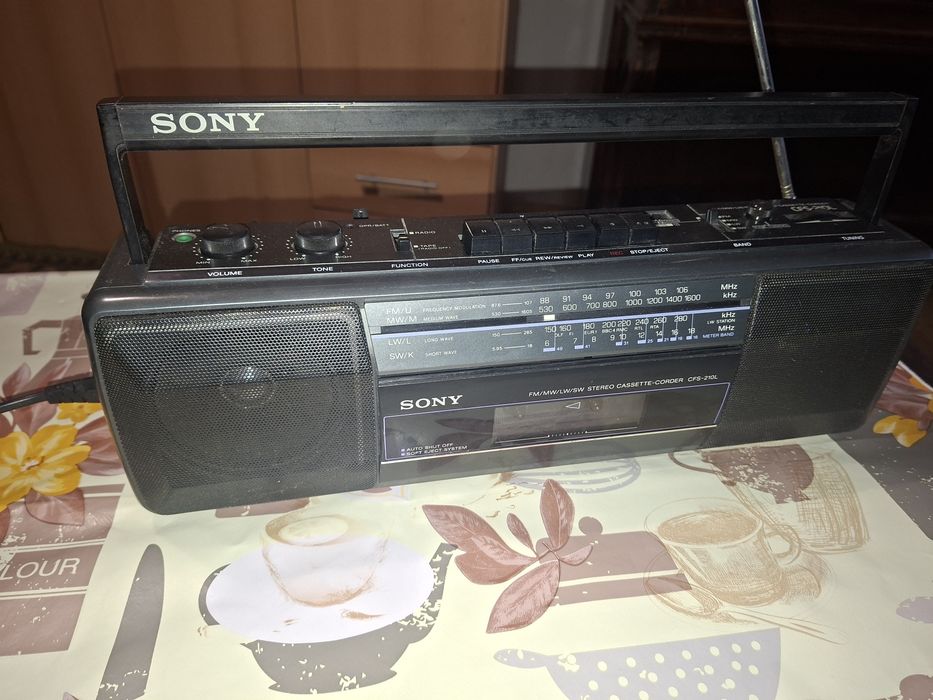 Sony CFS-210L, radiocasetofon made in France, radio 4 benzi, Antena Satelor, perfect funcțional