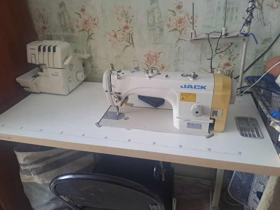 Продам швейную машинку