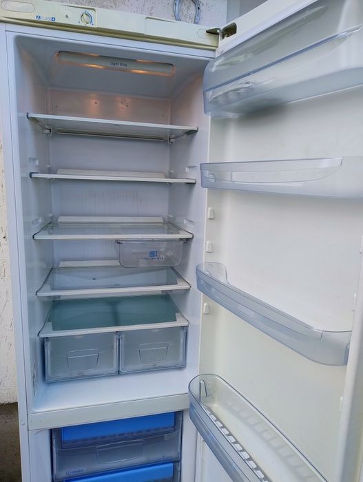 Vând frigider, combina frigorifica Indesit