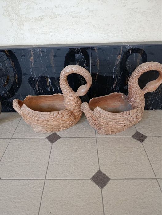 Ландшафтные вазы лебеди