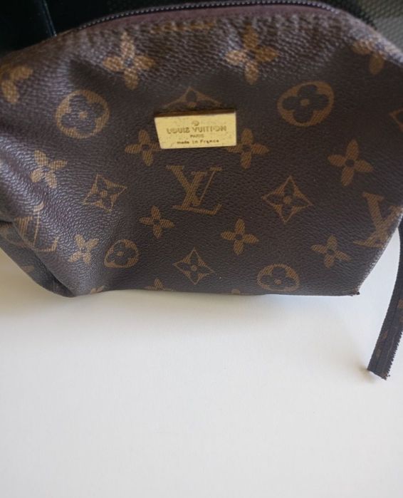 Vând borsetă/portofel fashion, produs de calitate superioara.