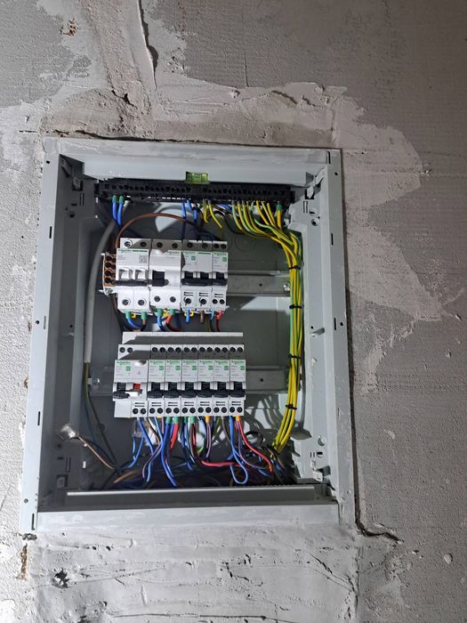 Electrician servicii pentru insalatlii electrice