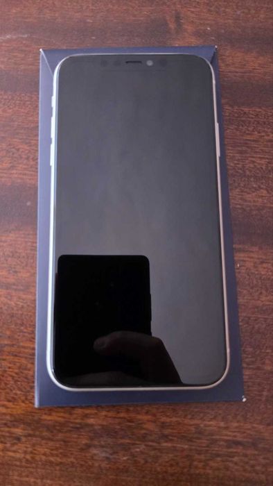 iPhone 11 128GB – Като нов + подарък