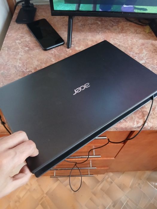 Продам ноутбук работает хорошо больше лежал чем работал