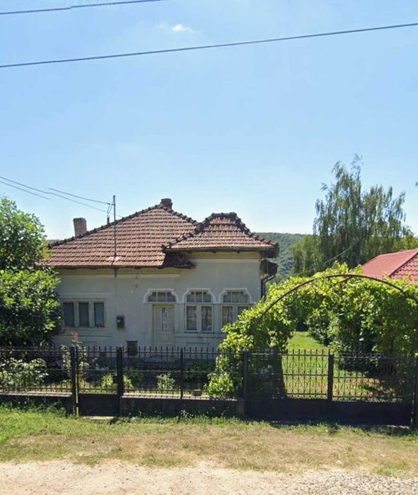 Casa la tara de vanzare