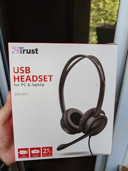 Căști cu fir, Trust