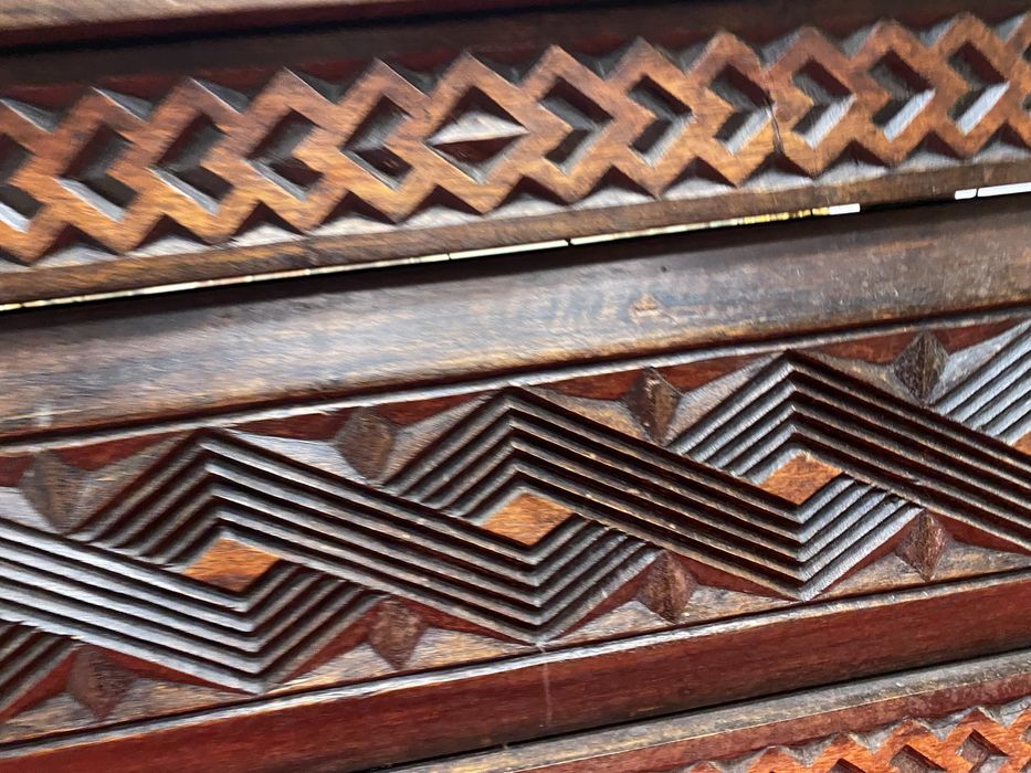 Френски сандък от дън с дърворезба