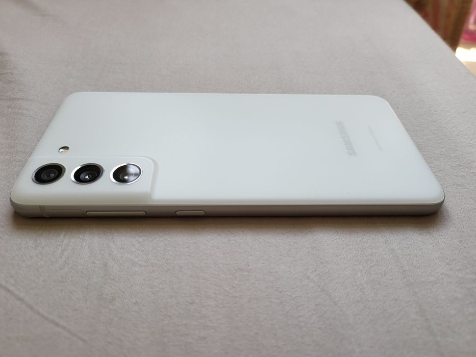Galaxy S21 FE Yevro 8/128gb Rangi oq holati chotki hama joyi radnoy