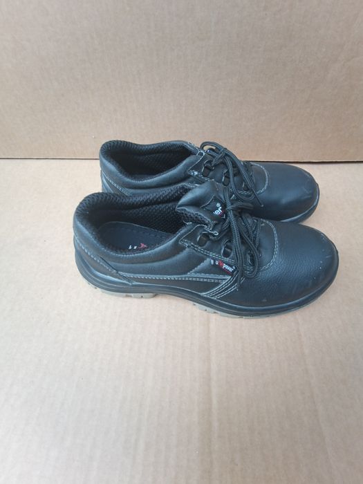 Продавам 3 Чифта Работни обувки  с метално бомбе