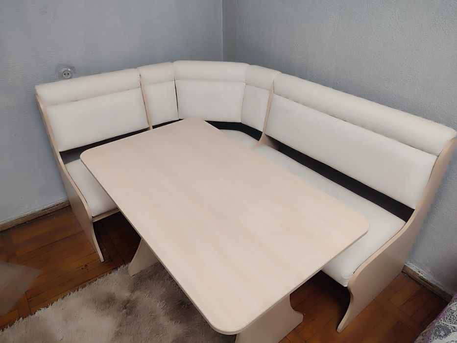 Кухонный уголок со столом